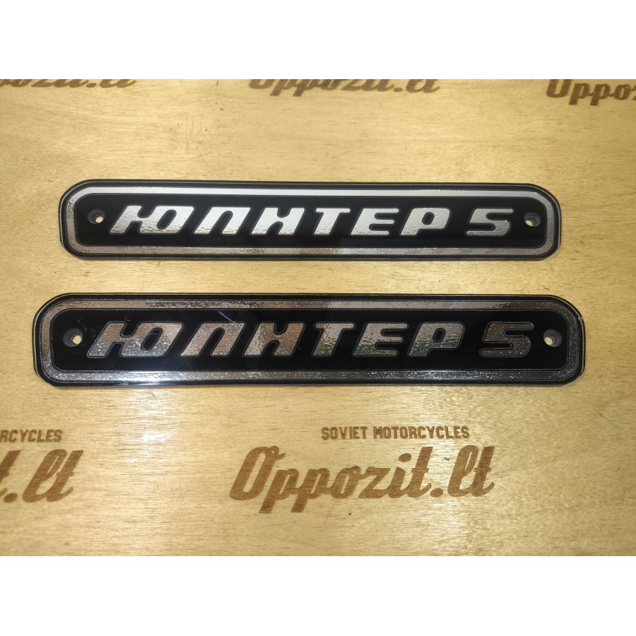 Užrašai ant daiktadėžės Jupiter 5  (2)